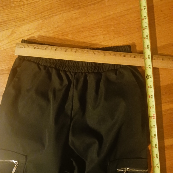 BRAND NEW Without Tags Black Cargo Pants with Zipper Pockets - Picture 3 of 4